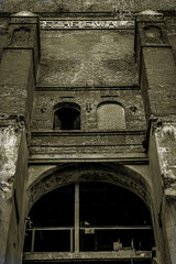 Ein Name in verblassenden Lettern, kaum noch lesbar, doch immer noch da: "EWALD". Wie ein Grabstein über einem riesigen Schlund gähnt dieser Eingang ins Nichts. Die Bögen geschichtet wie in einer Kath