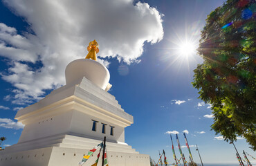 La Stupa et le soleil &eacute;toil&eacute;.