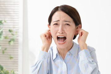 耳をおさえる女性