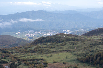 Fototapeta premium 志賀高原・渋峠から望む草津温泉街と群馬の山並み