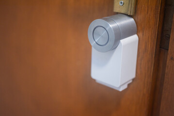 A smart door lock that closes automatically with the touch of a finger