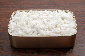アルマイトの弁当箱に詰めた白飯