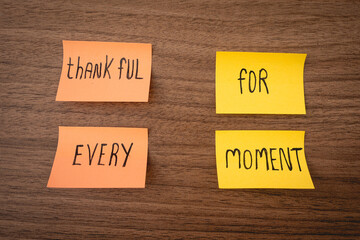Obraz premium Positive and thankfull notes on a wooden background. Thanksgiving day