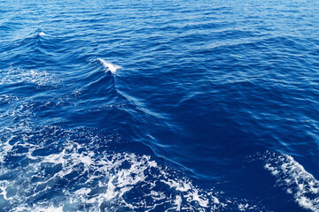 Fototapeta premium Deep blue ocean waves under clear sky