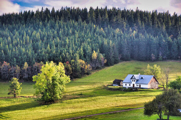 Rýchory (Karkonoski Park Narodowy) - Ustronny wiejski dom pośród zielonych pól i gęstego lasu, w otoczeniu spokojnego górskiego krajobrazu.