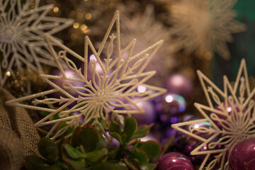 Weihnachten: Dekoration aus Weihnachtsstern mit Glaskugeln im Hintergurund