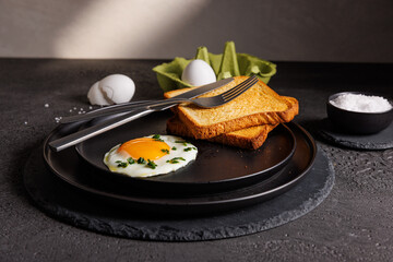 Frühstück mit Spiegelei und Toastbrot – leckere Food-Fotografie, gesunde Mahlzeit, Proteinreiches Essen, Brunch-Idee