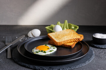 Frühstück mit Spiegelei und Toastbrot – leckere Food-Fotografie, gesunde Mahlzeit, Proteinreiches Essen, Brunch-Idee