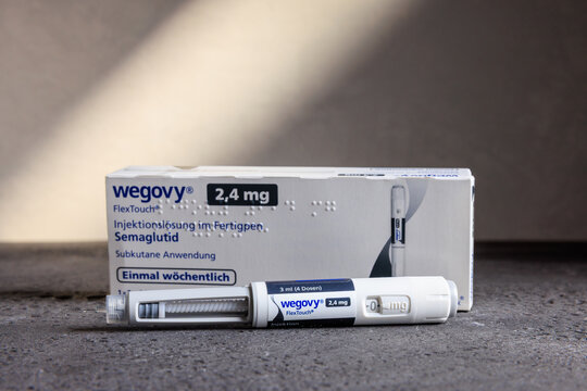 Wegovy Injektionspen mit Verpackung &ndash; Semaglutid Fertigpen f&uuml;r subkutane Anwendung, medizinisches Produktfoto auf dunklem Hintergrund