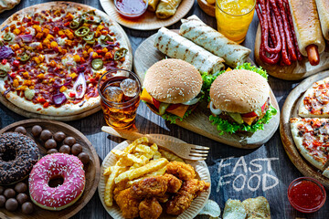 Foods enhancing the risk of cancer. Junk food