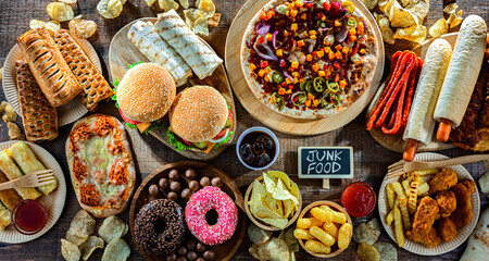 Foods enhancing the risk of cancer. Junk food