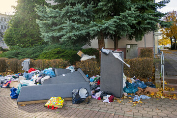 Auseinander gerissener Müll am Strassenrand