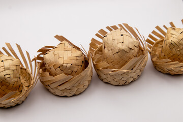 Chap&eacute;u de palha em miniatura. 