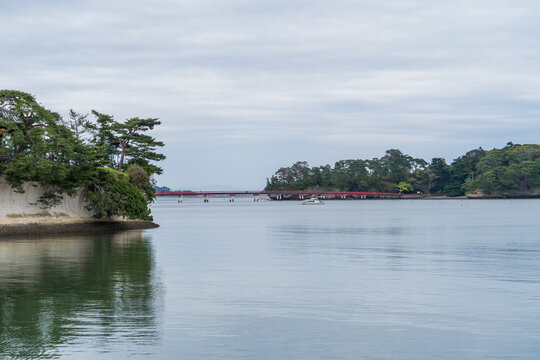 日本の宮城県の、日本三景の松島にある真っ赤な福浦橋の風景