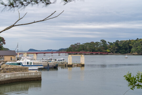 日本の宮城県の、日本三景の松島にある真っ赤な福浦橋の風景