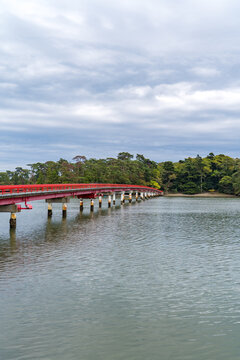 日本の宮城県の、日本三景の松島にある真っ赤な福浦橋の風景