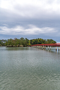 日本の宮城県の、日本三景の松島にある真っ赤な福浦橋の風景