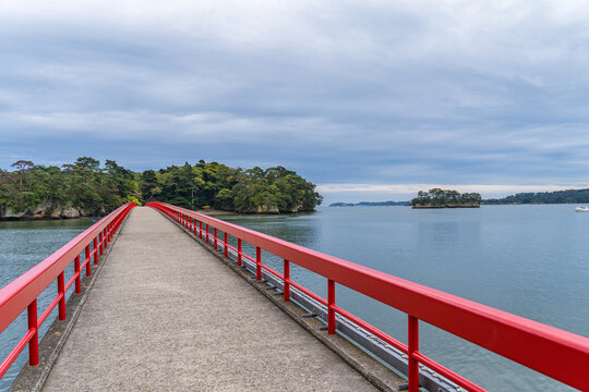 日本の宮城県の、日本三景の松島にある真っ赤な福浦橋の風景