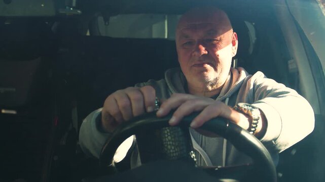 Drunk driving. The driver drinks whiskey while driving. The driver drinks strong alcohol while driving.