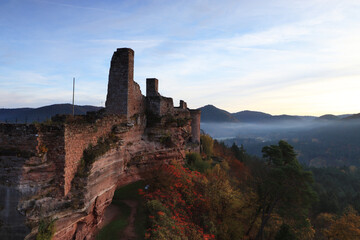 Obraz premium The ruins of the castle in Dahn (Germany) at sunrise.