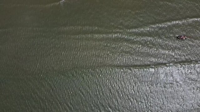 Imagens a&eacute;reas de drone mostrando a beleza natural de Icara&iacute; de Amontada, no litoral oeste do Cear&aacute;. O v&iacute;deo destaca o mar azul.