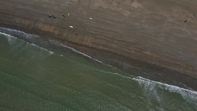 Imagens a&eacute;reas de drone mostrando a beleza natural de Icara&iacute; de Amontada, no litoral oeste do Cear&aacute;. O v&iacute;deo destaca o mar azul.