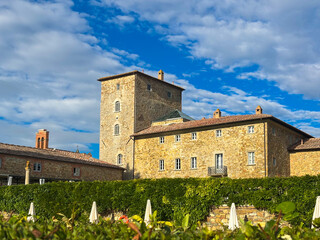 2025-10-02 BORGO SCOPETO RELAIS GROUNDS WITH A NICE SKY AND HEDGES IN THE FOREGROUND NEAR SIENA ITALY IN THE TUSCANY REGION
