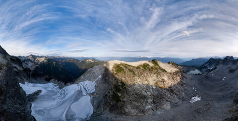 Obraz premium Panoramic Mountain Ridge Over Snowy Glaciers and Alpine Lake in British Columbia, Canada