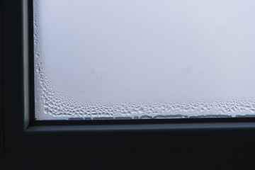 Schwitzendes Fenster mit Kondenswasser - Schimmelgefahr