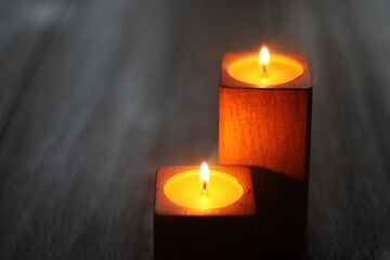 stimmungsvolle Holzkerzen im rustikalen Stil - Kerzen