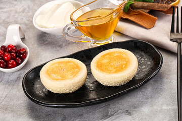 Roasted cheesecakes - Syrniki with honey