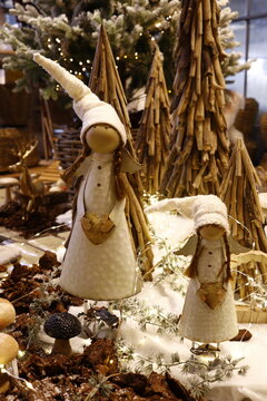 D&eacute;coration de no&euml;l repr&eacute;sentant des lutins f&eacute;minins habill&eacute;es de blanc dans une for&ecirc;t enneig&eacute;e 