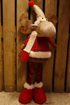 Peluche en forme de r&ecirc;ne au couleur de no&euml;l portant un costume rouge et blanc