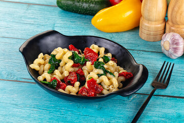 Pasta with spinach and tomato