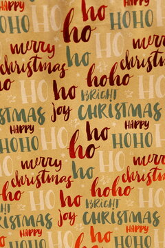 Papier cadeau avec des inscriptions de noel tel que merry Christmas, bright hoho