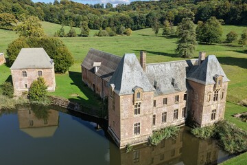 Naklejka premium vue aérienne de la chartreuse du Mont Dieu, dans les Ardennes, les fondations datent du XIème siècle, plus ancienne chartreuse de France. dans une vallée verdoyante encadrée de forêts