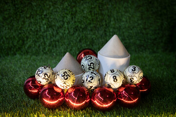 Edificios entre bolas de bingo y navidad