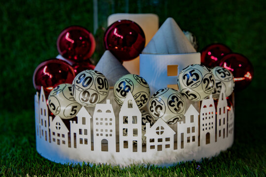 edificios con bolas de bingo y navidad