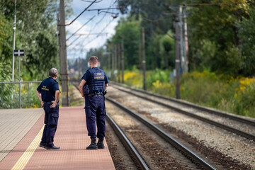 Służba ochrona kolei na patrolu na dworcu © FotoDax