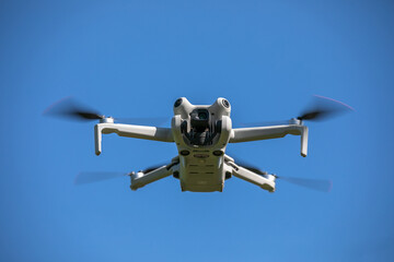 Dron podczas lotu. Prawo lotnicze. Dron.