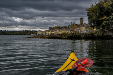 Marta in kayak con nuvoloni