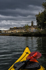 Marta in kayak con nuvoloni