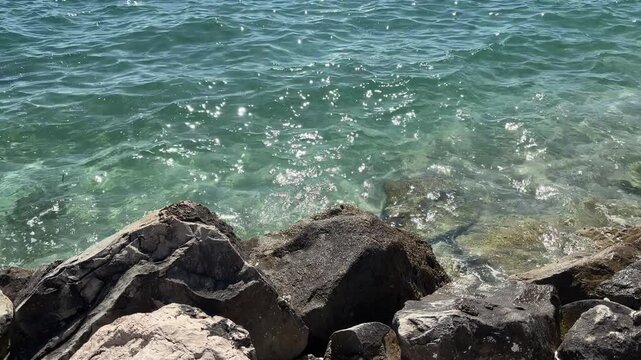 Sea water hitting the rocks in Split, Croatia - agua del mar golpeando las rocas en una playa de Split, Croacia