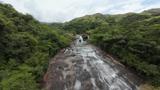 Cascada Cueva de los duendes