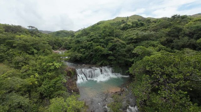 Cascada Cueva de los duendes