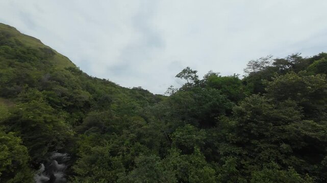 Cascada Cueva de los duendes