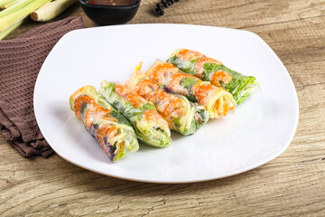 Vietnamese spring roll with prawn and mango