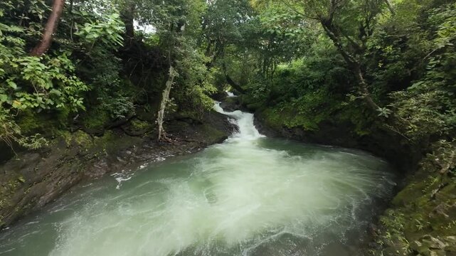Cascada Cueva de los duendes