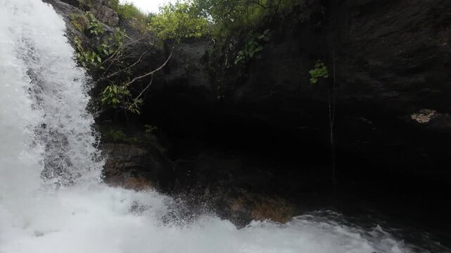 Cascada Cueva de los duendes