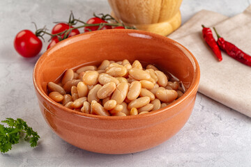Canned white beans in the bowl